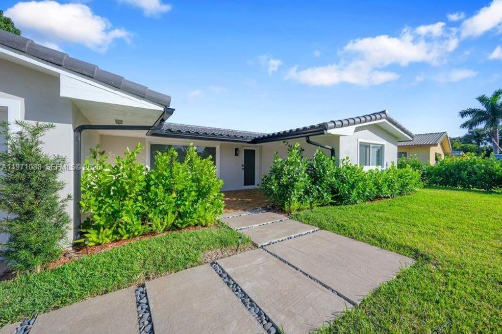 Photo of 1810 SW 6th Ave, Pompano Beach, FL 33060 (MLS # A11971088)