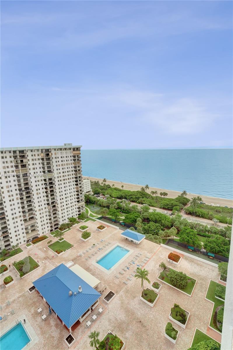 SUMMIT CONDO - Residential