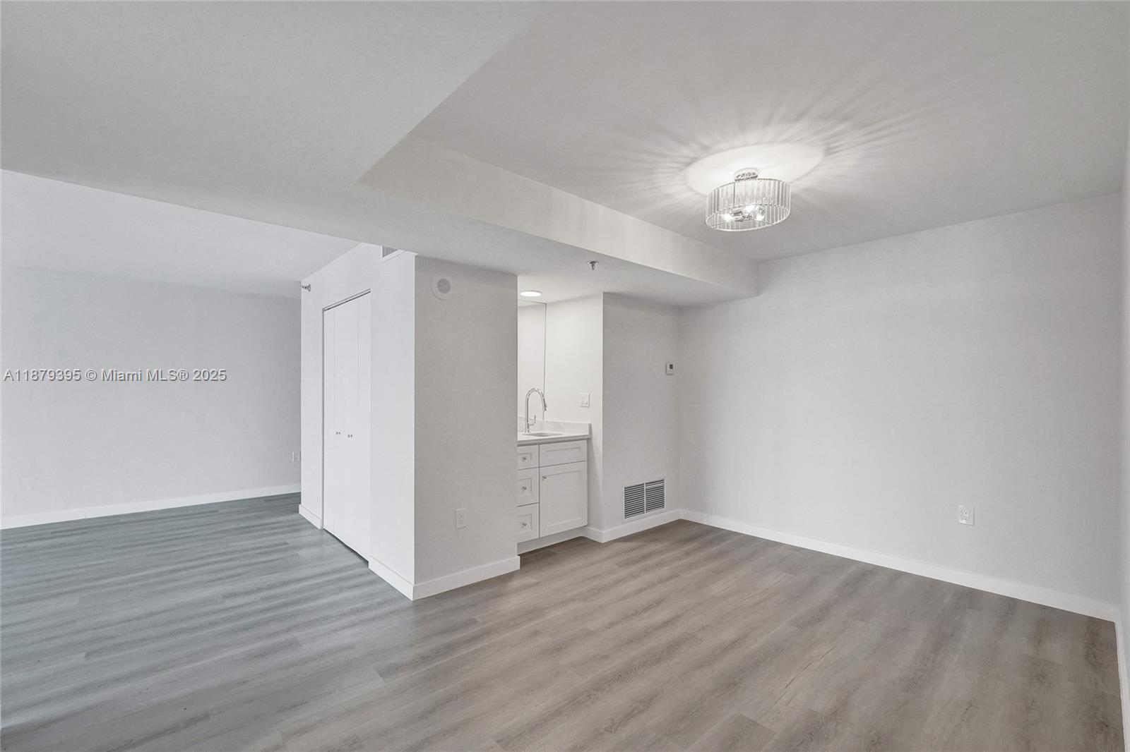 SUMMIT CONDO - Residential