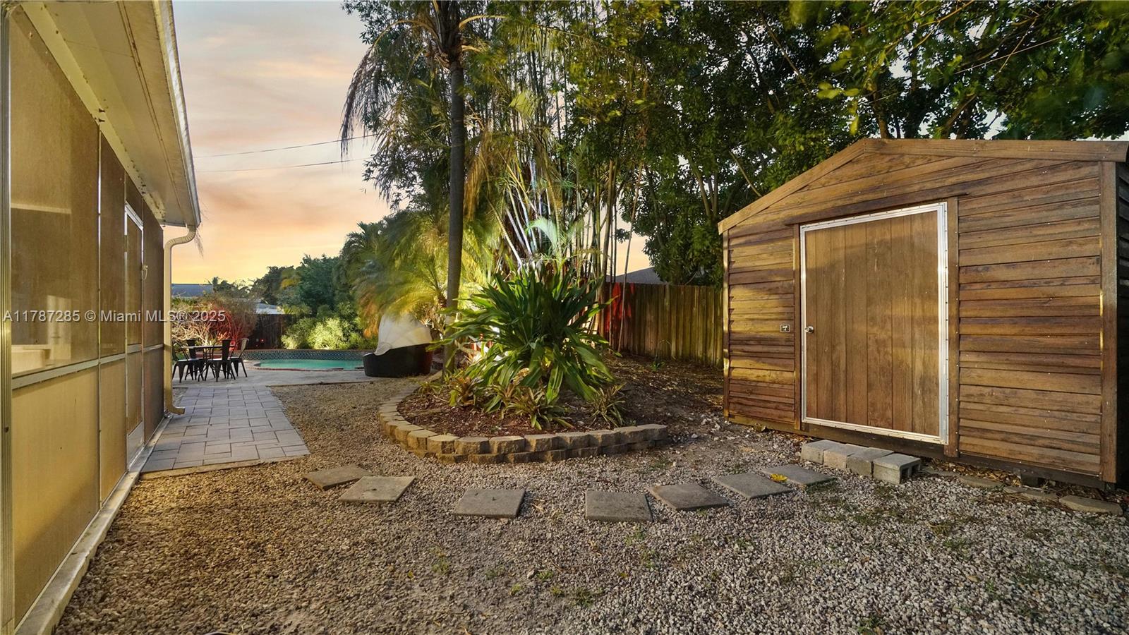 LAUDERDALE PARK 6-33 1/2 - Residential Income