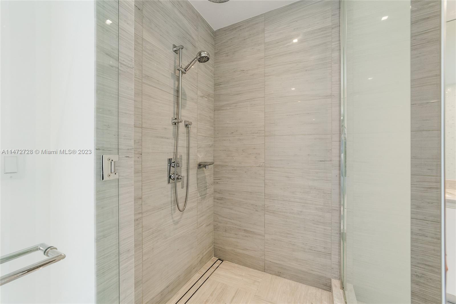 JADE SIGNATURE CONDO - Residential