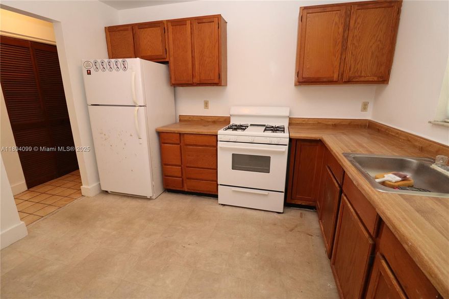 Amazing 2 Bedroom/1Bathroom Garden style modern apartment. Central air - 2 Assigned parking, Washer and Dryer on site .Private Patio/Garden area. Gated 5 unit complex in great location, Quite Tree Lined street, close to transportation, Shopping ,Restaurants and the Beach. Easy to show with quick approvals.