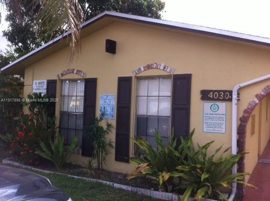 Multifamily Apartment 2 bedrooms, 2 Bathrooms. Offering Appliances, Central AC unit, Landscape included. 1 Parking space and more! Conveniently located close to everything, Highways, shopping Centers, Restaurants and More! Don't miss this opportunity. MUST SEE!