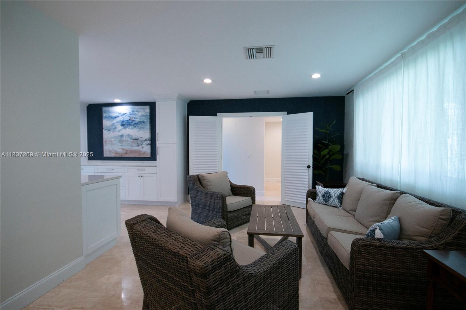 10111 SW 66th St, Miami, FL, 33173/$1,999,999 3 10111 SW 66th St