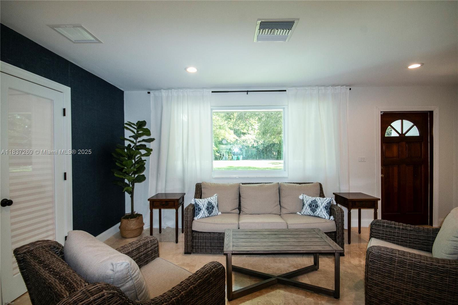 10111 SW 66th St, Miami, FL, 33173/$1,999,999 2 10111 SW 66th St