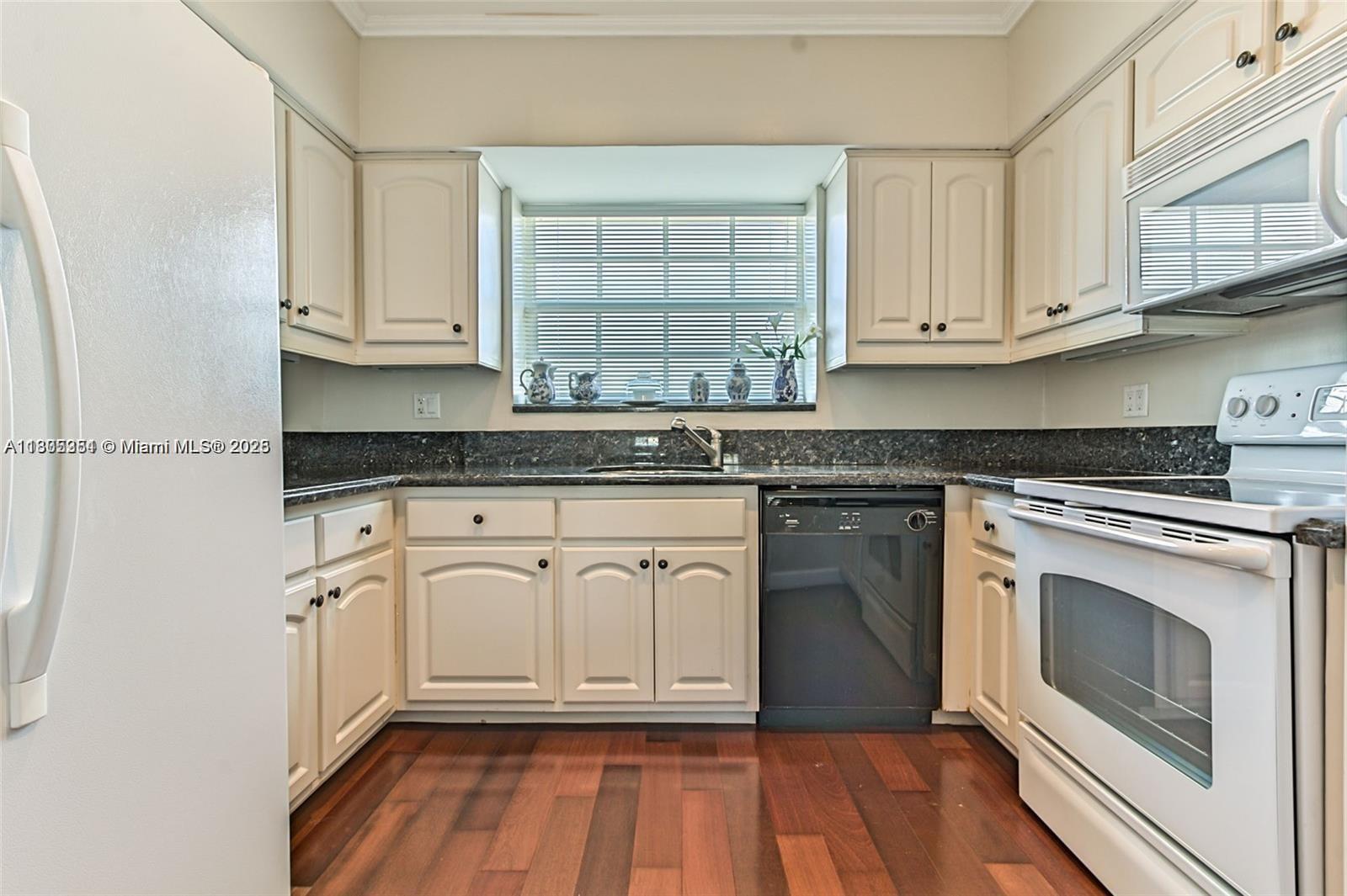 462 Golden Isles Dr 305