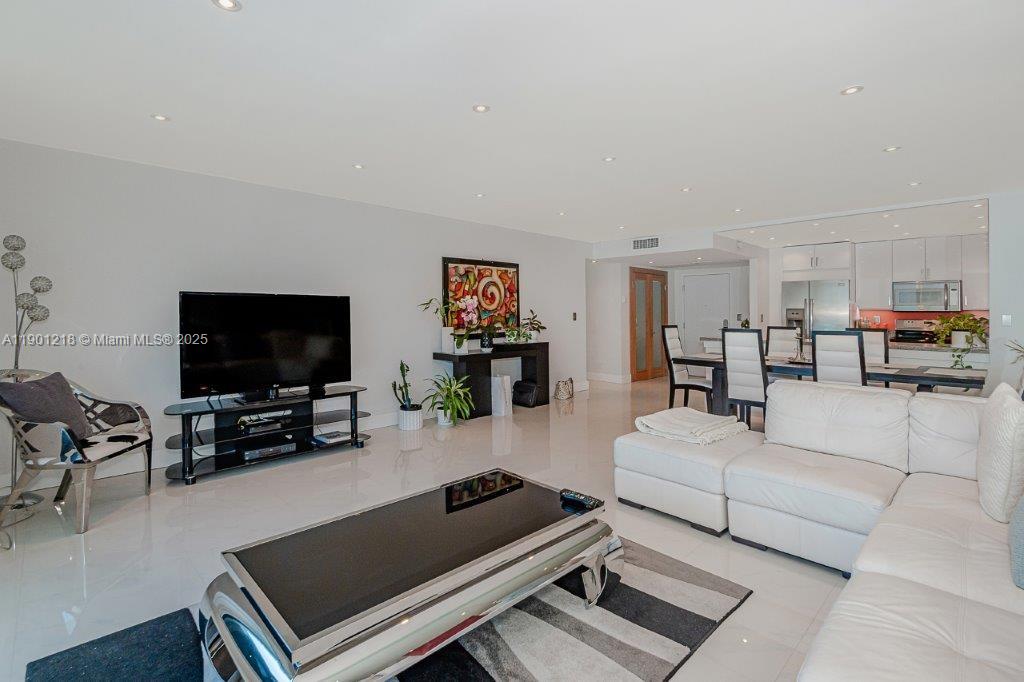 2301 Collins Ave 1210