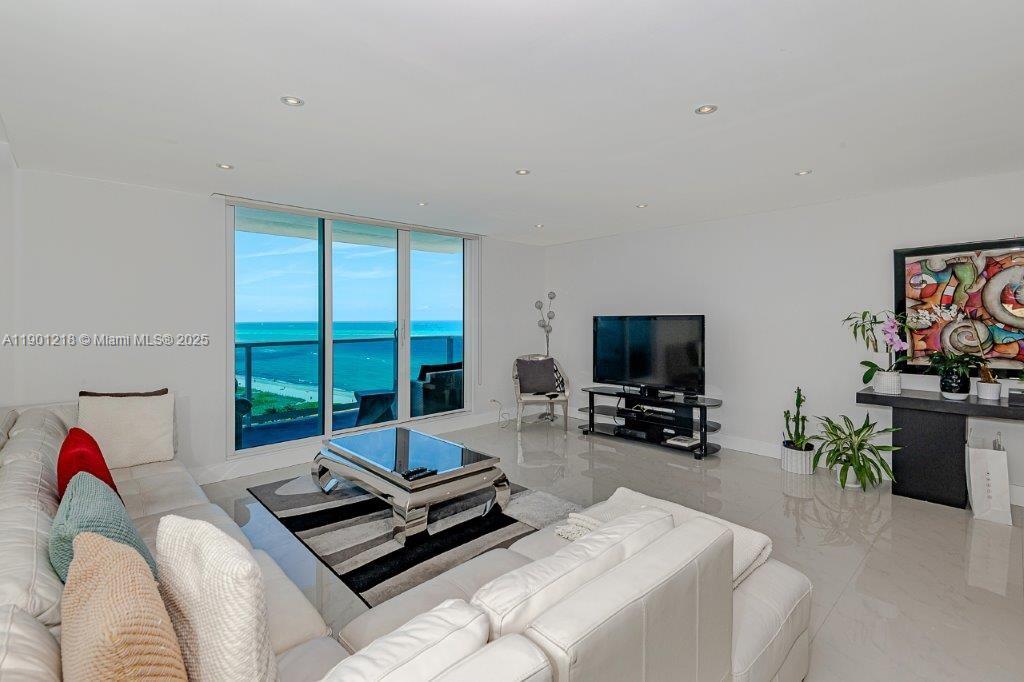 2301 Collins Ave 1210