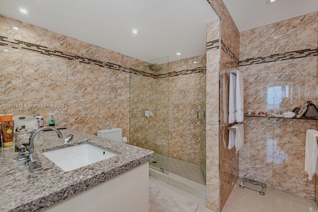 RONEY PALACE CONDO - Residential Lease