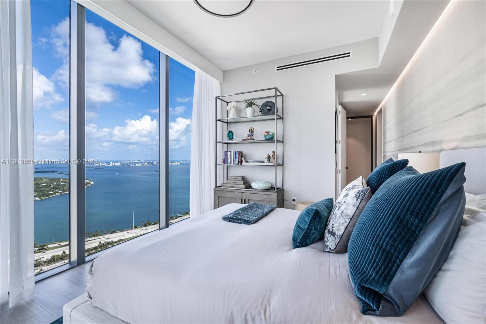 ONE PARAISO CONDO - Residential