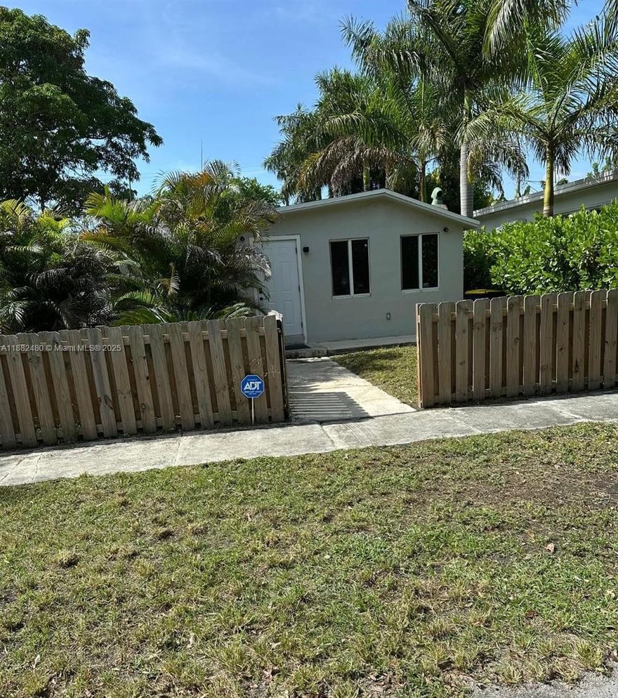 Remodeled 3 Bathroom, 2 Bathroooms in Dania Beach. Brand New washer and drier.