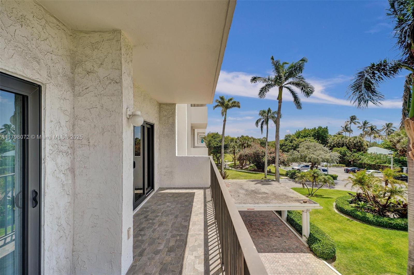 SUMMIT CONDO - Residential