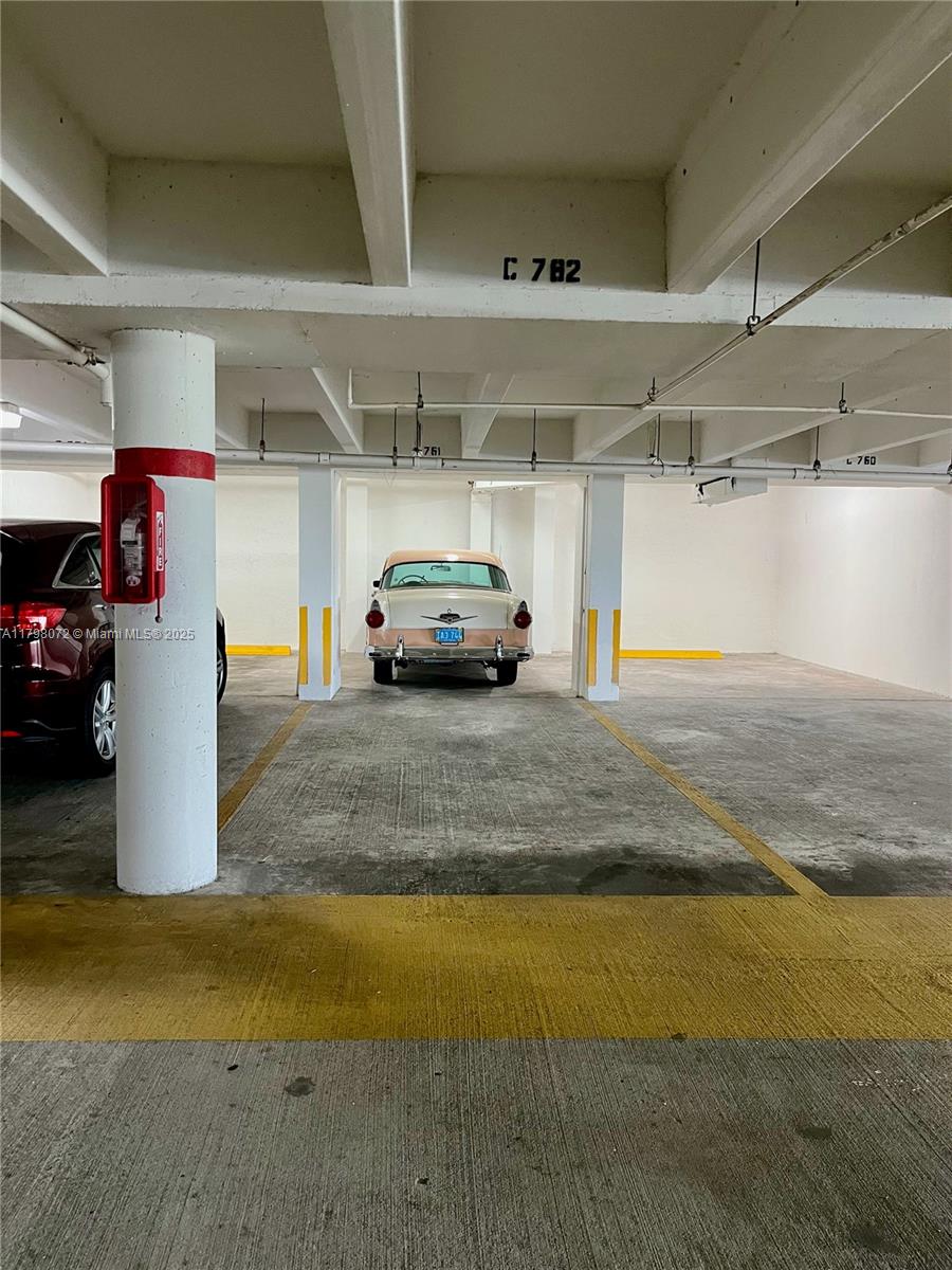 SUMMIT CONDO - Residential