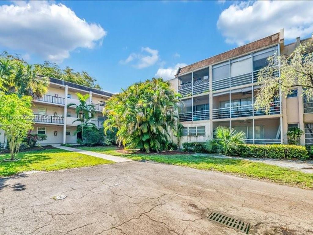 Photo of 469 N Pine Island Rd #B305, Plantation, FL 33324 (MLS # A11962089)