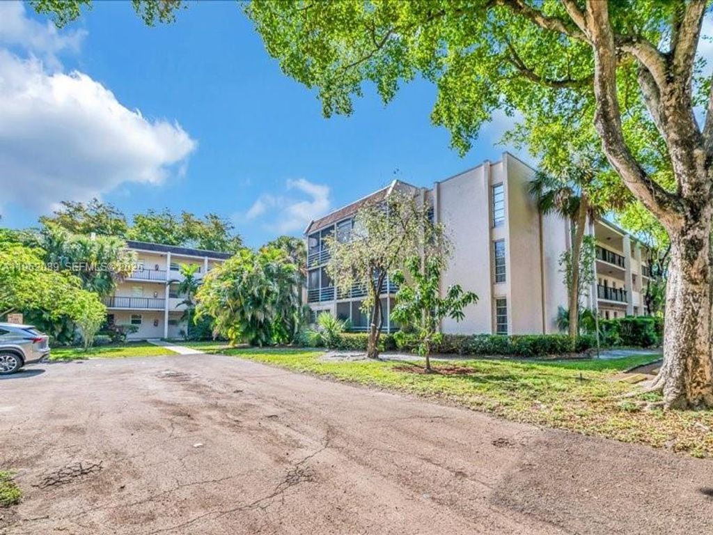 Photo of 469 N Pine Island Rd #B305, Plantation, FL 33324 (MLS # A11962089)