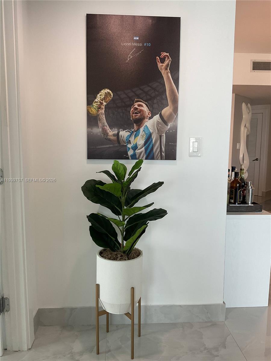 HOLLYWOOD STATION RES CON - Residential