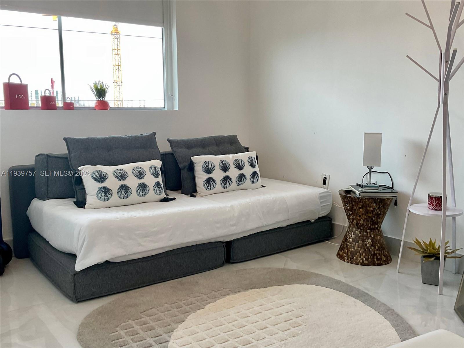 HOLLYWOOD STATION RES CON - Residential