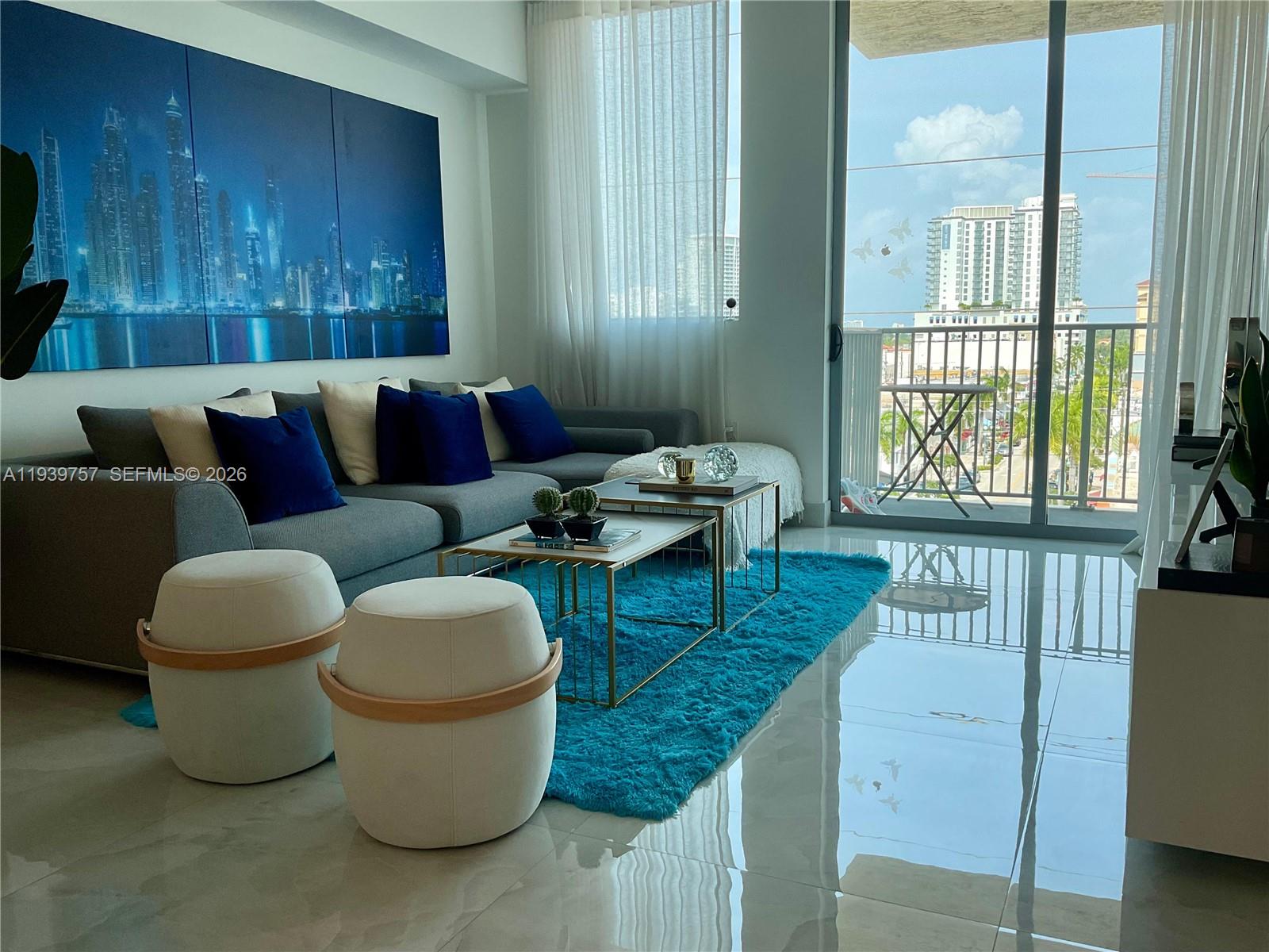 HOLLYWOOD STATION RES CON - Residential