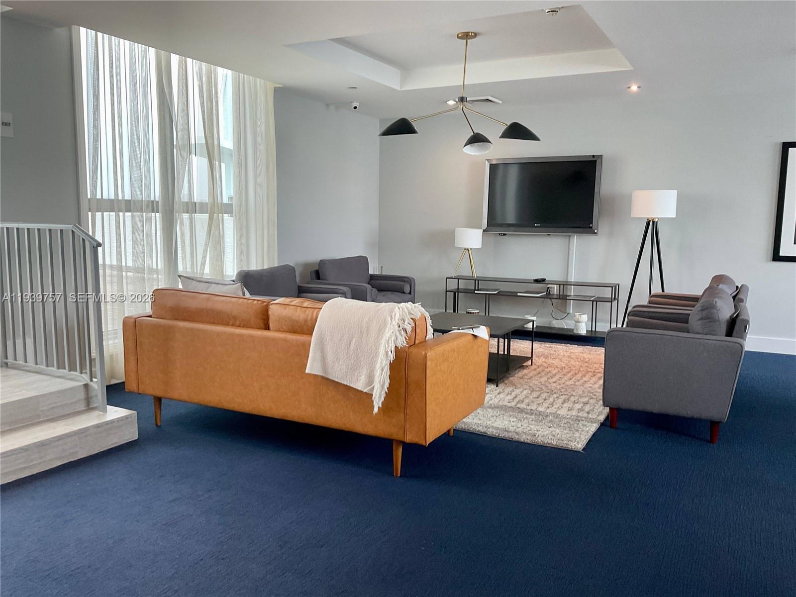 HOLLYWOOD STATION RES CON - Residential