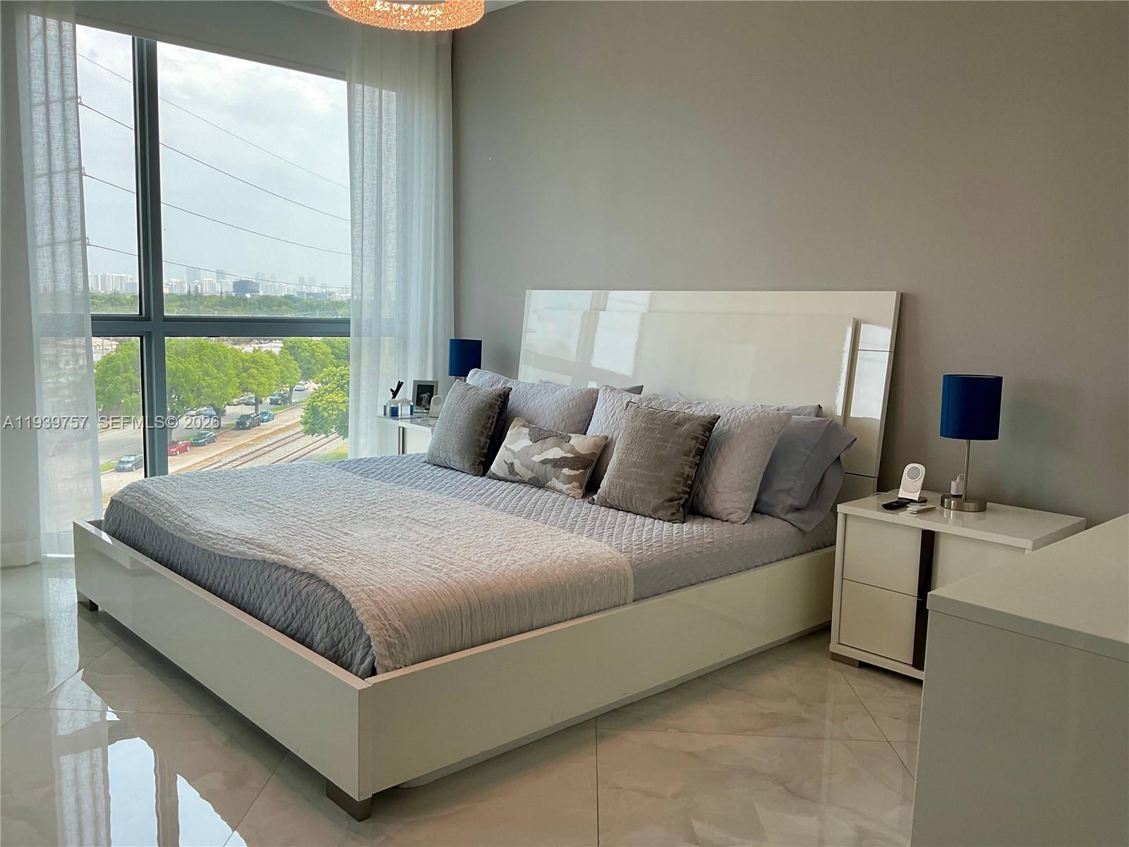 HOLLYWOOD STATION RES CON - Residential