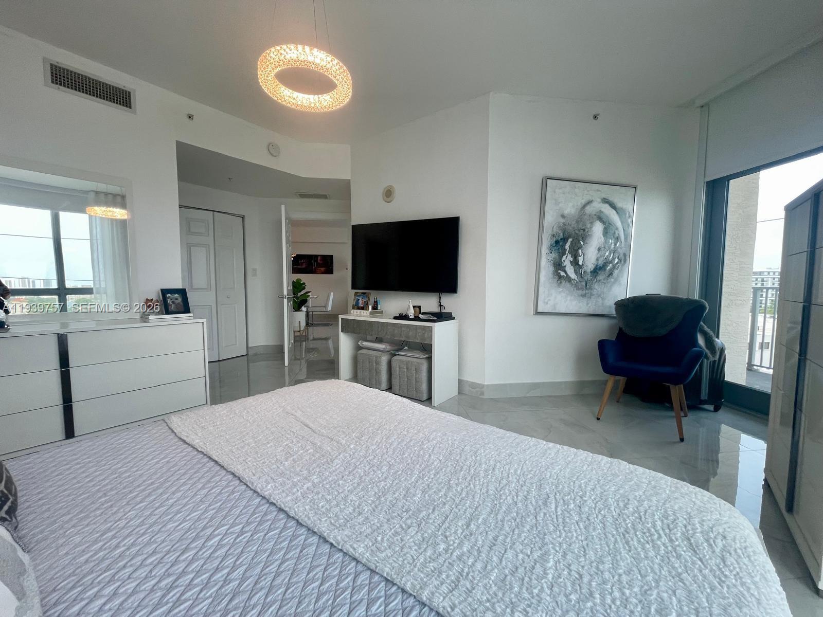 HOLLYWOOD STATION RES CON - Residential