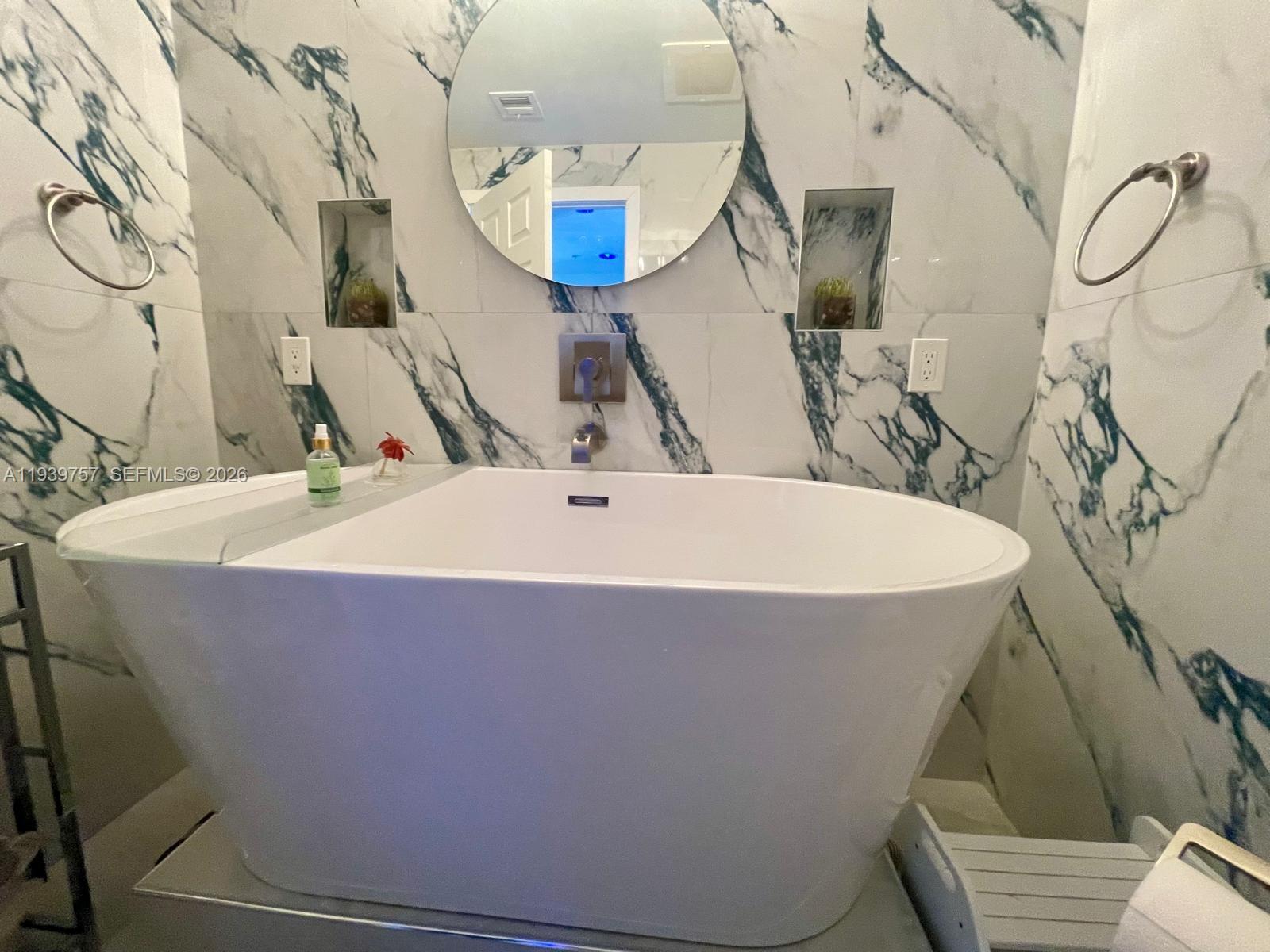 HOLLYWOOD STATION RES CON - Residential