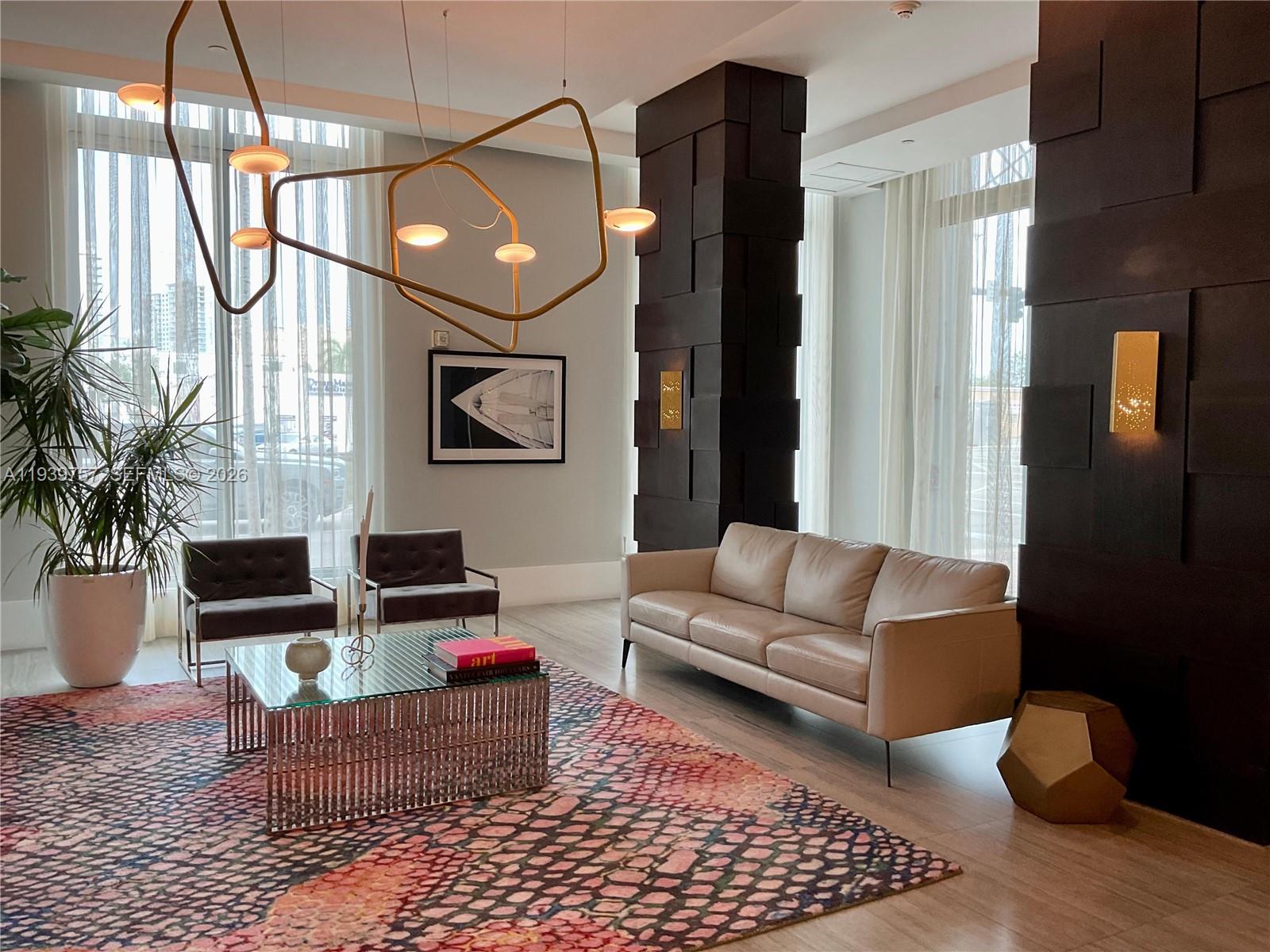 HOLLYWOOD STATION RES CON - Residential