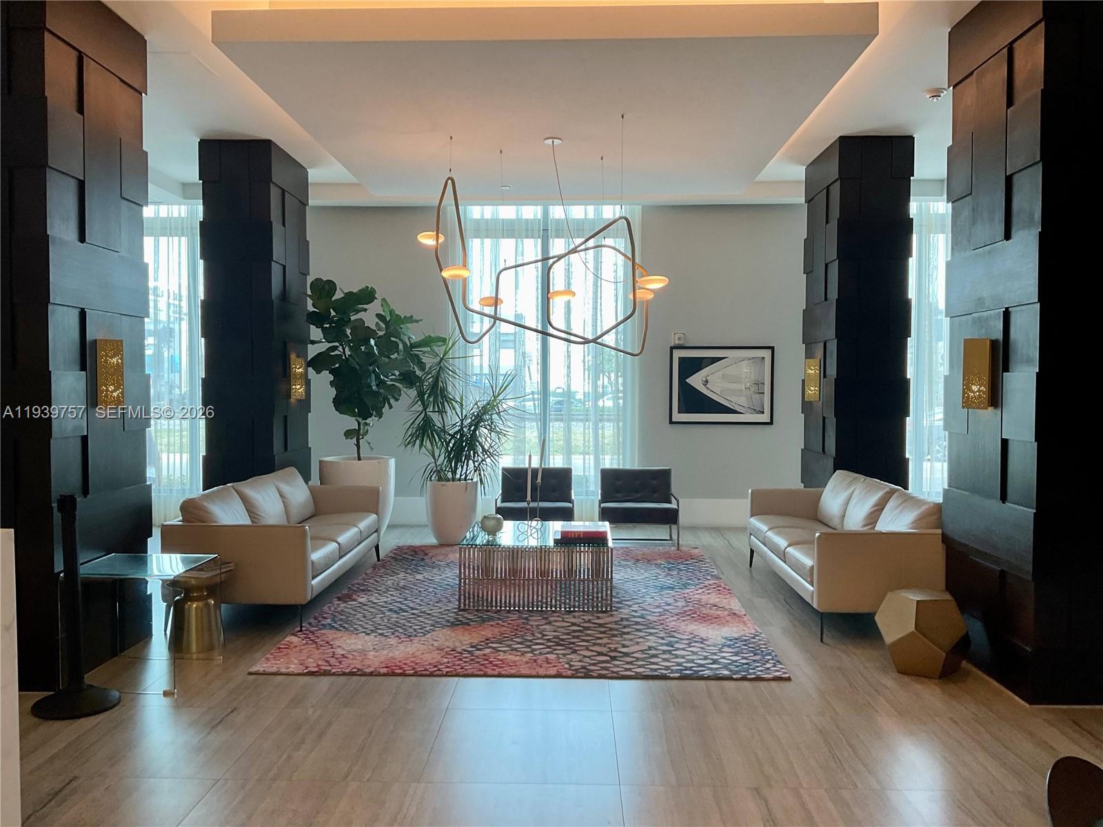 HOLLYWOOD STATION RES CON - Residential