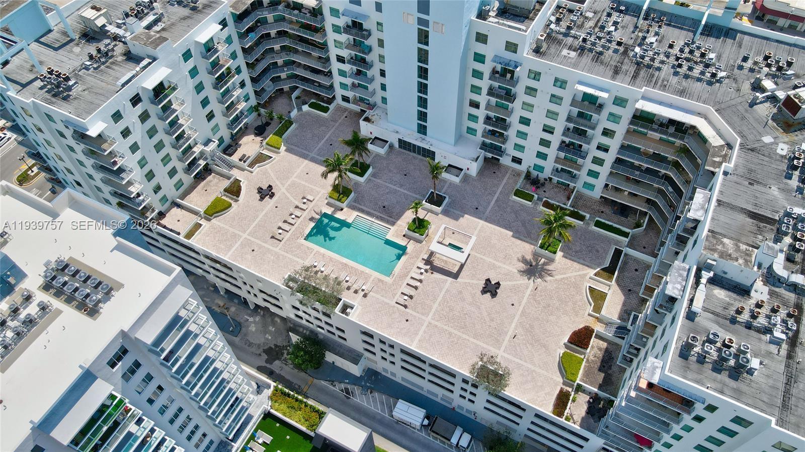 HOLLYWOOD STATION RES CON - Residential