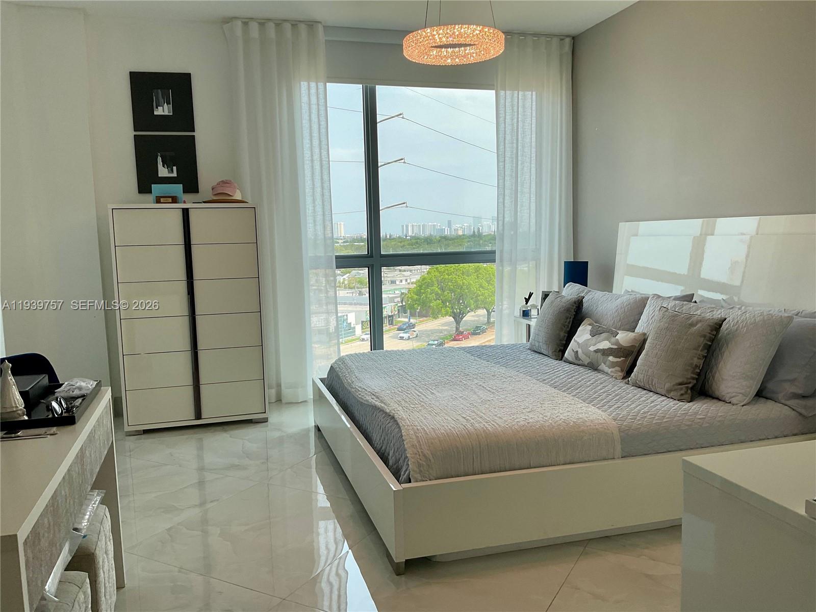 HOLLYWOOD STATION RES CON - Residential