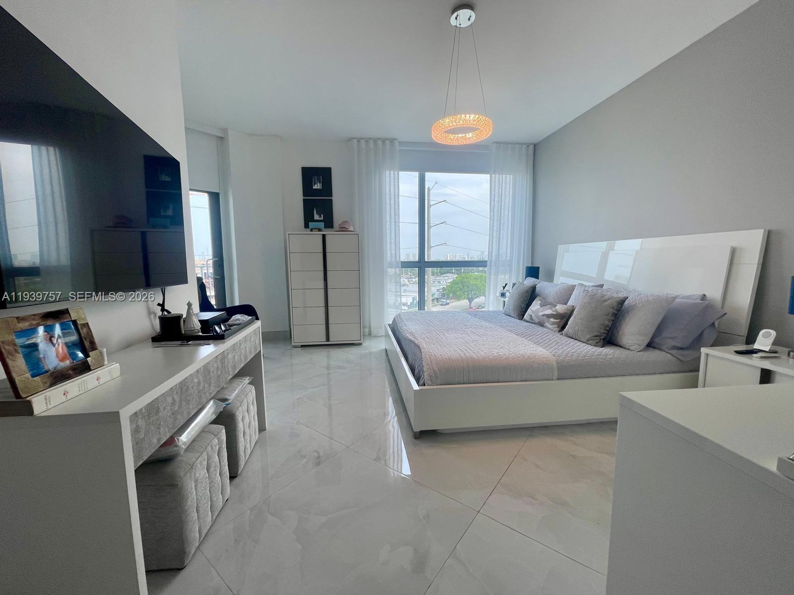 HOLLYWOOD STATION RES CON - Residential