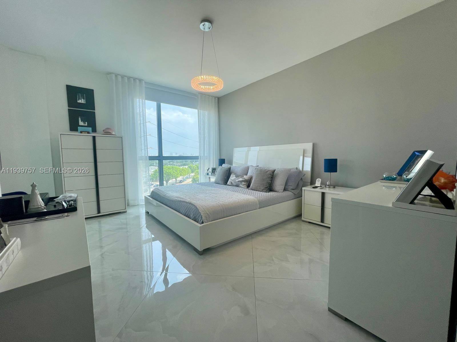 HOLLYWOOD STATION RES CON - Residential