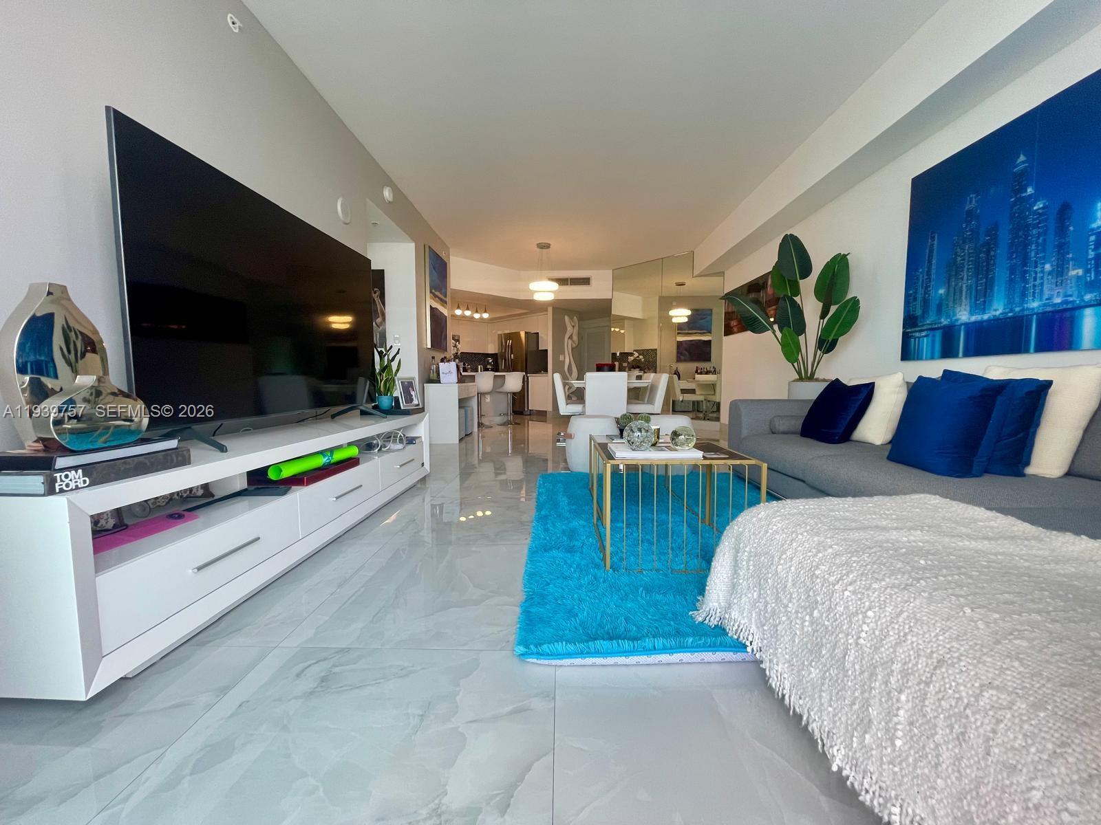 HOLLYWOOD STATION RES CON - Residential