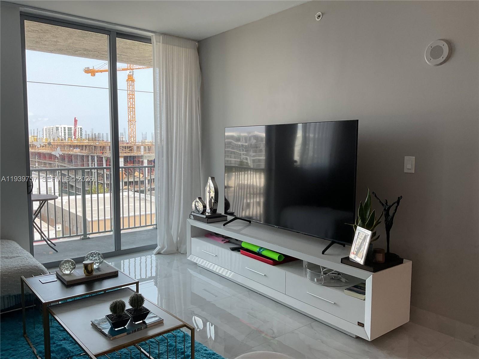 HOLLYWOOD STATION RES CON - Residential