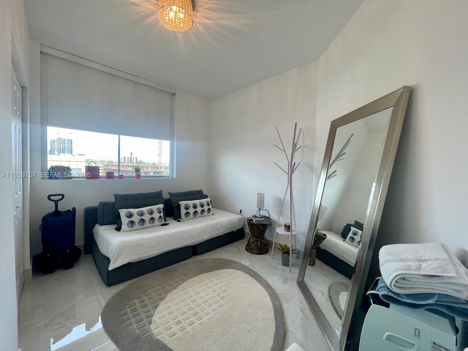 HOLLYWOOD STATION RES CON - Residential