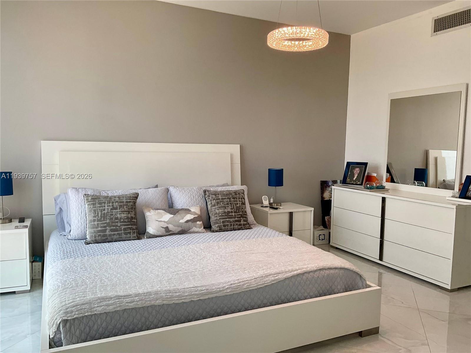 HOLLYWOOD STATION RES CON - Residential