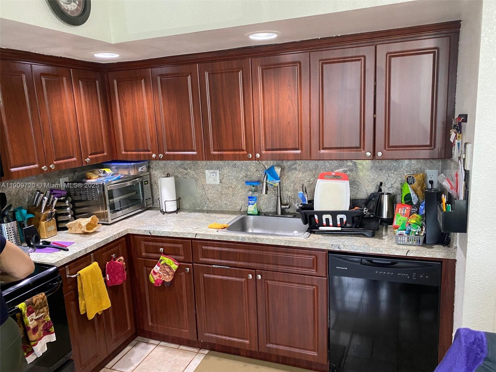 HORIZONS WEST CONDO #4 - Residential Lease