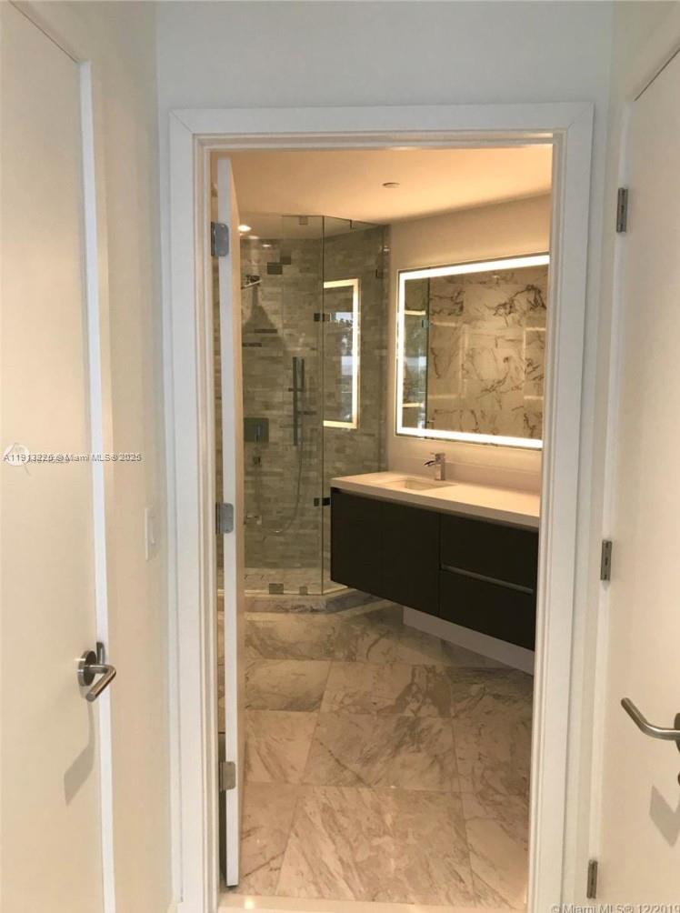 PARAMOUNT MIAMI WORLDCENT - Residential Lease