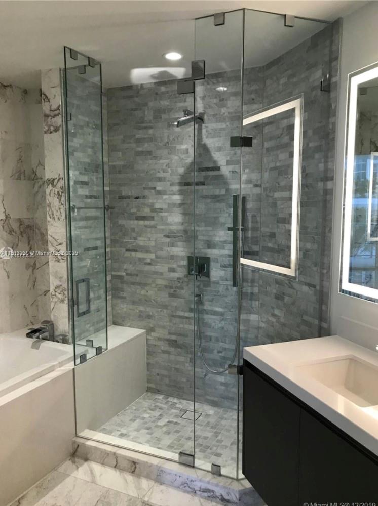 PARAMOUNT MIAMI WORLDCENT - Residential Lease