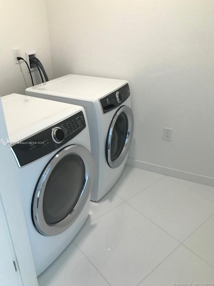 PARAMOUNT MIAMI WORLDCENT - Residential Lease