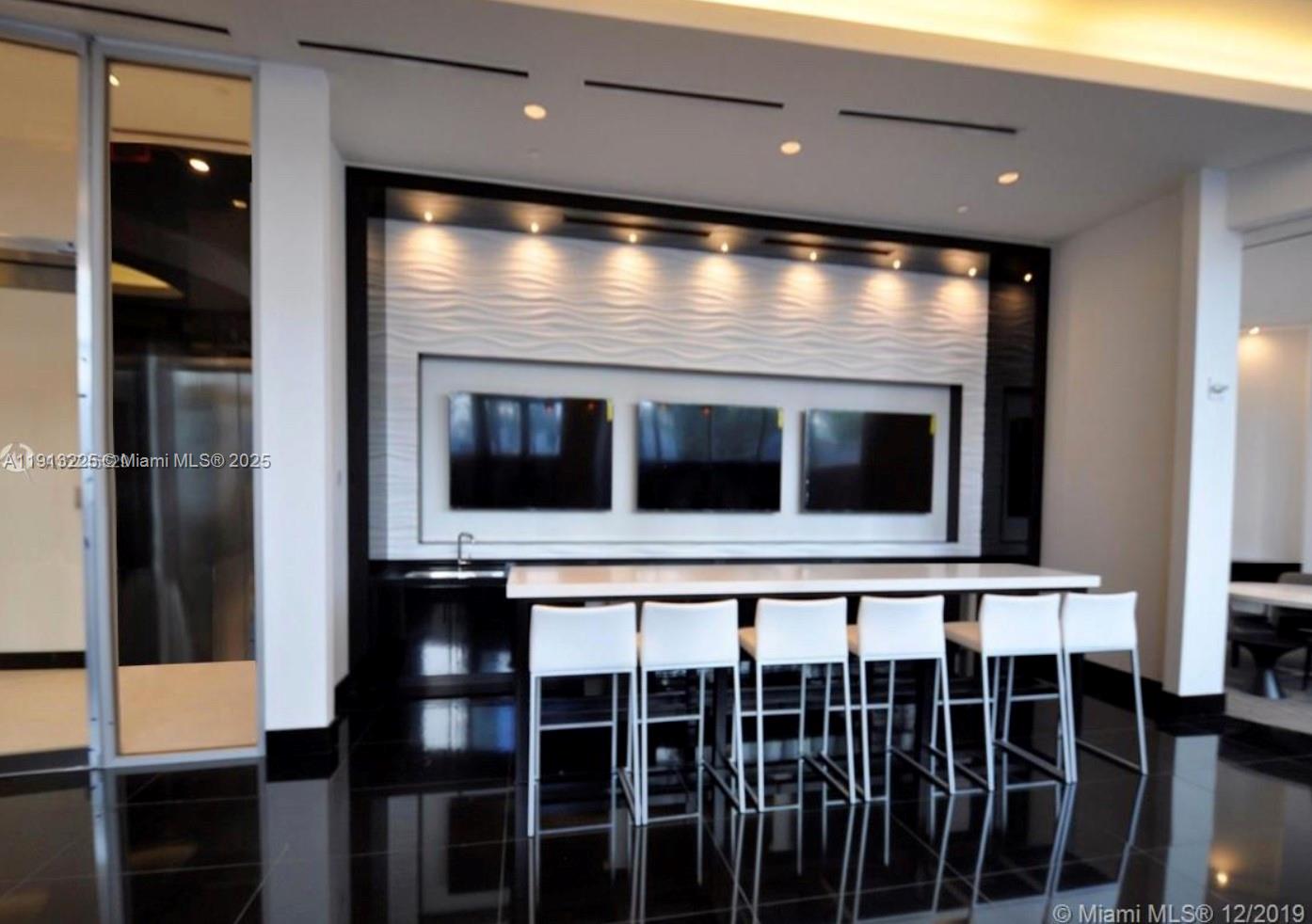 PARAMOUNT MIAMI WORLDCENT - Residential Lease