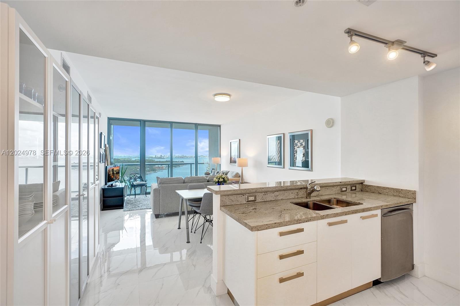 BLUE CONDO - Residential