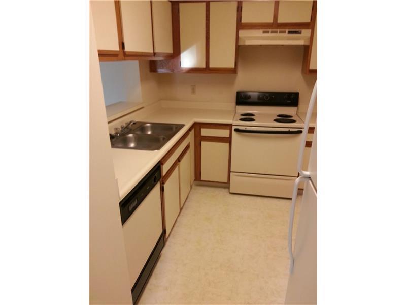 NICE 1/1IN ROYAL POINCIANA. WOOD FLOORS. JUST PAINTED. MOVE IN READY. gATED COMMUNITY WITH MANY AMENITIES, SUCH AS POOLS, CLUBHOUSE, FITNESS, JOGGING TRAILS, ETC
