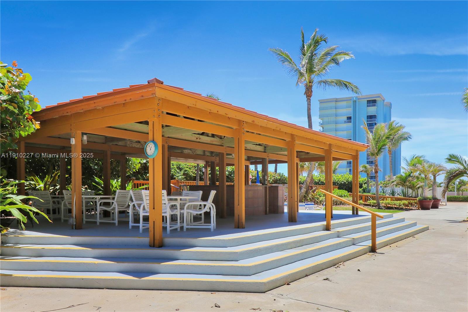 ISLAND CLUB - Residential