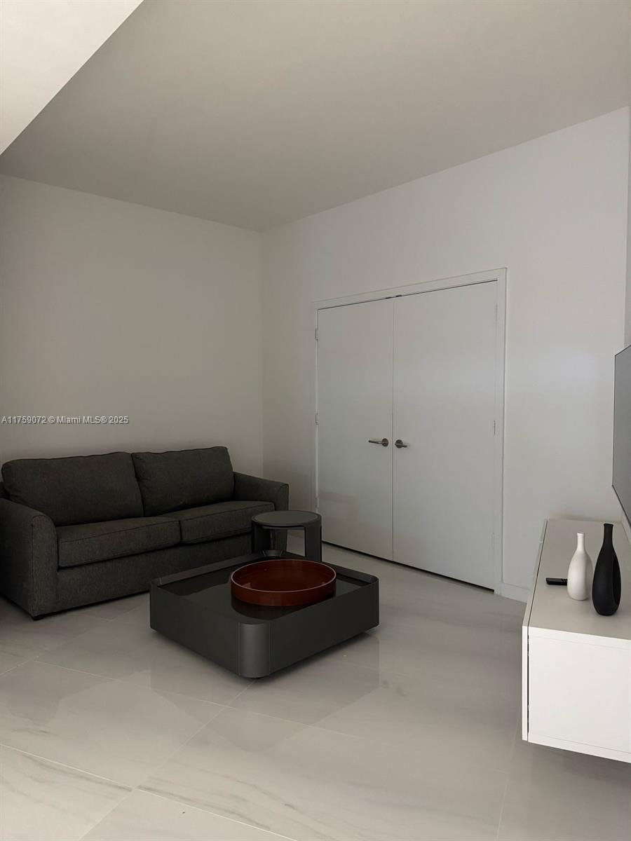 PARAMOUNT MIAMI WORLDCENT - Residential Lease