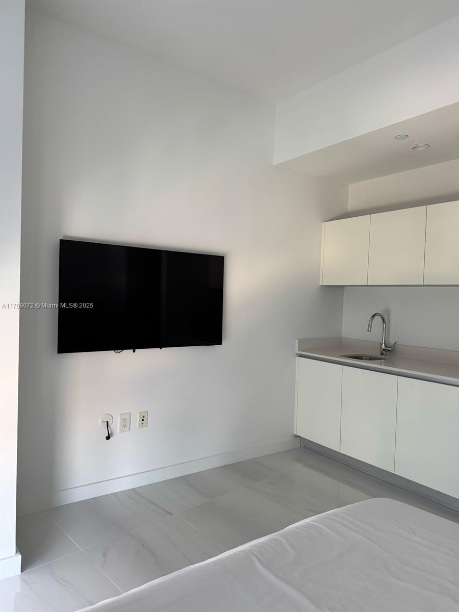 PARAMOUNT MIAMI WORLDCENT - Residential Lease