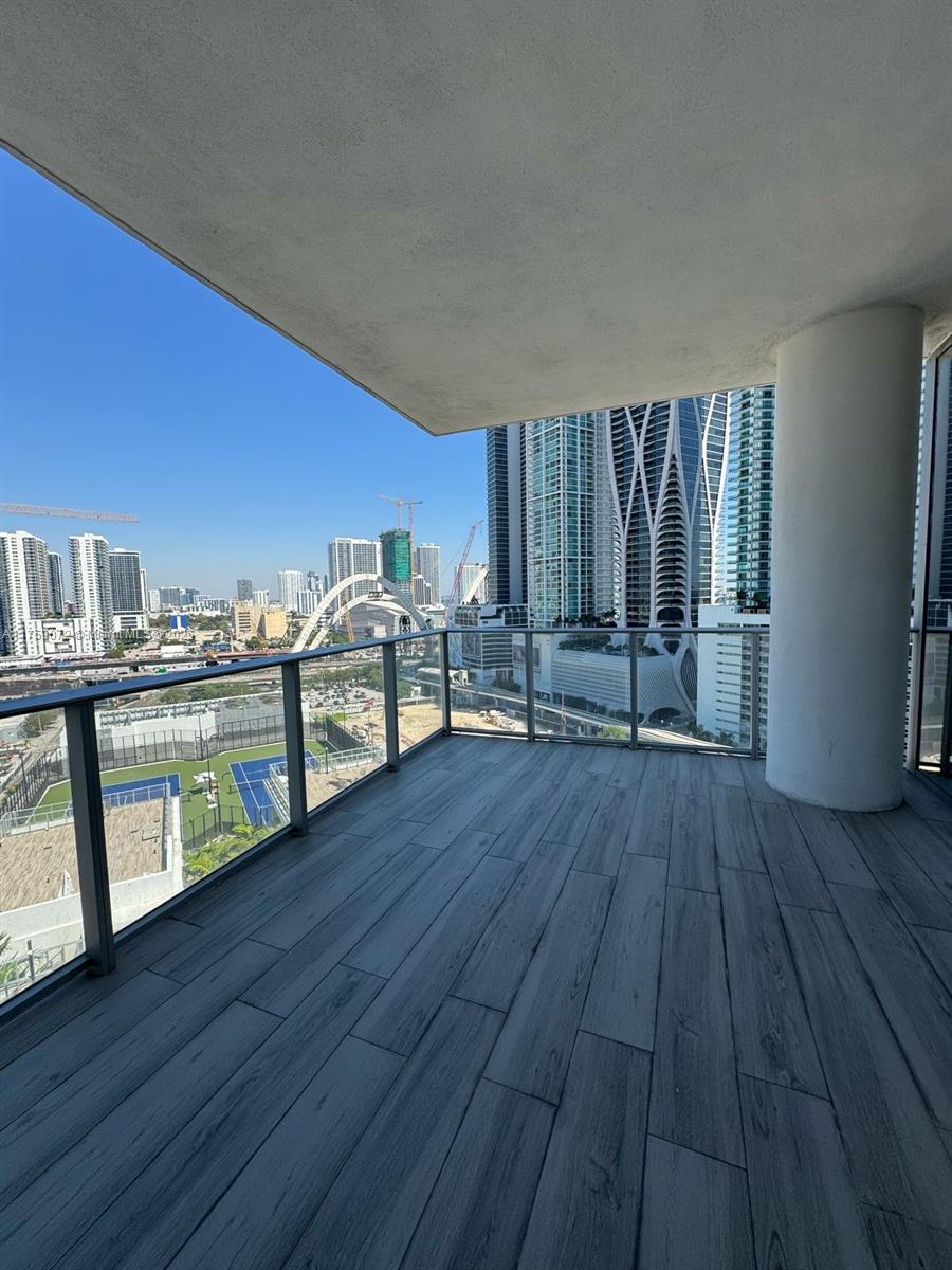 PARAMOUNT MIAMI WORLDCENT - Residential Lease