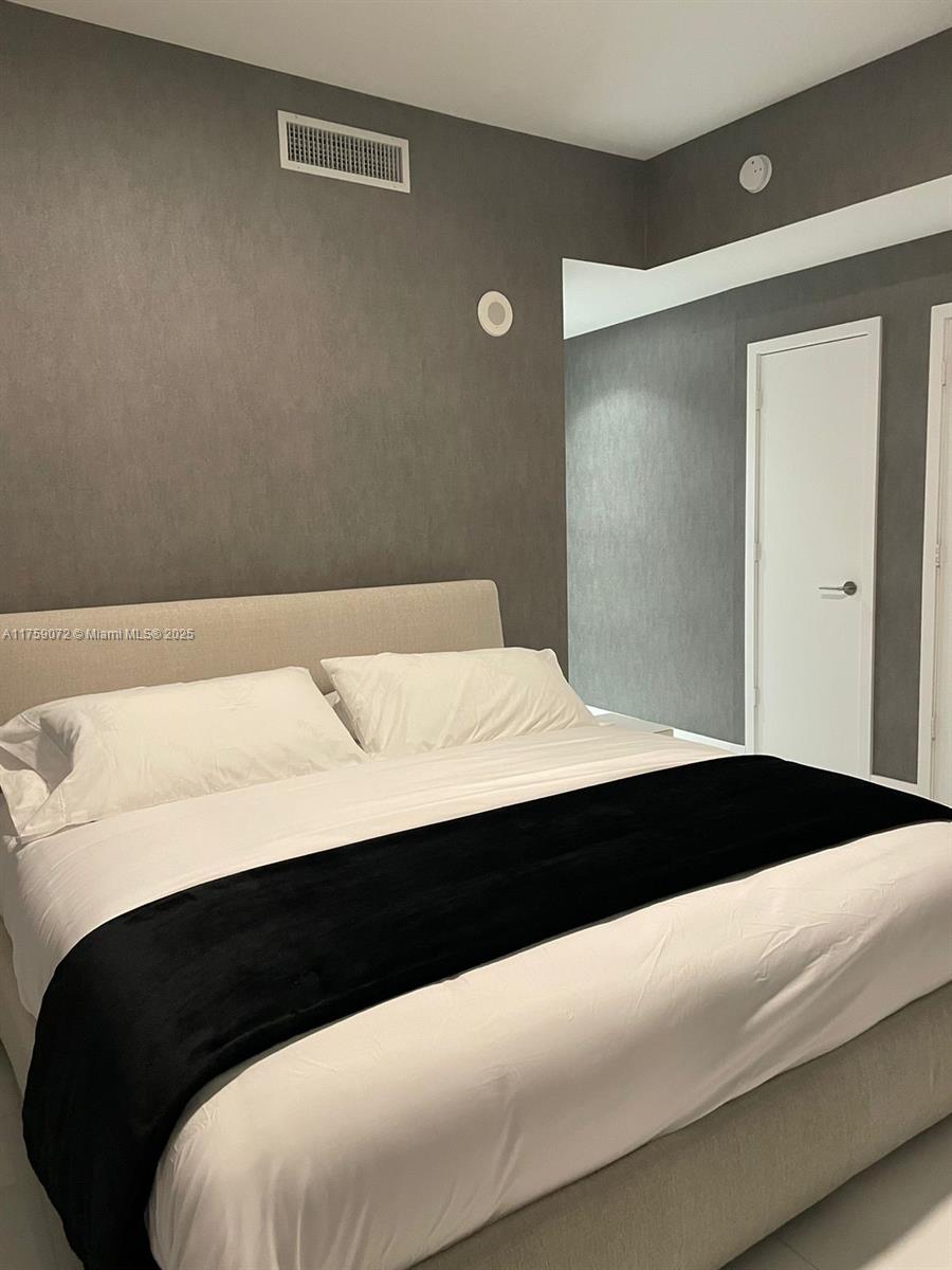 PARAMOUNT MIAMI WORLDCENT - Residential Lease