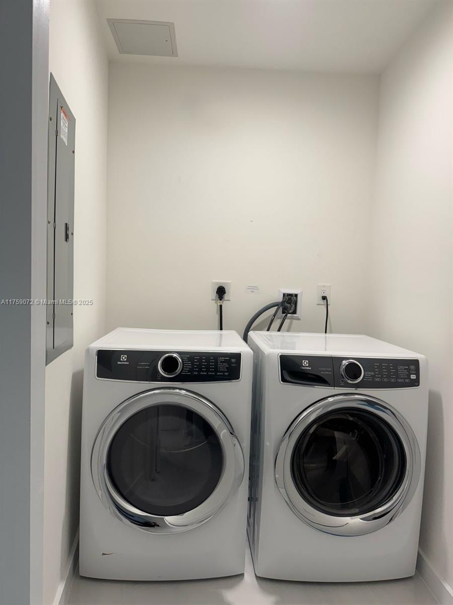 PARAMOUNT MIAMI WORLDCENT - Residential Lease