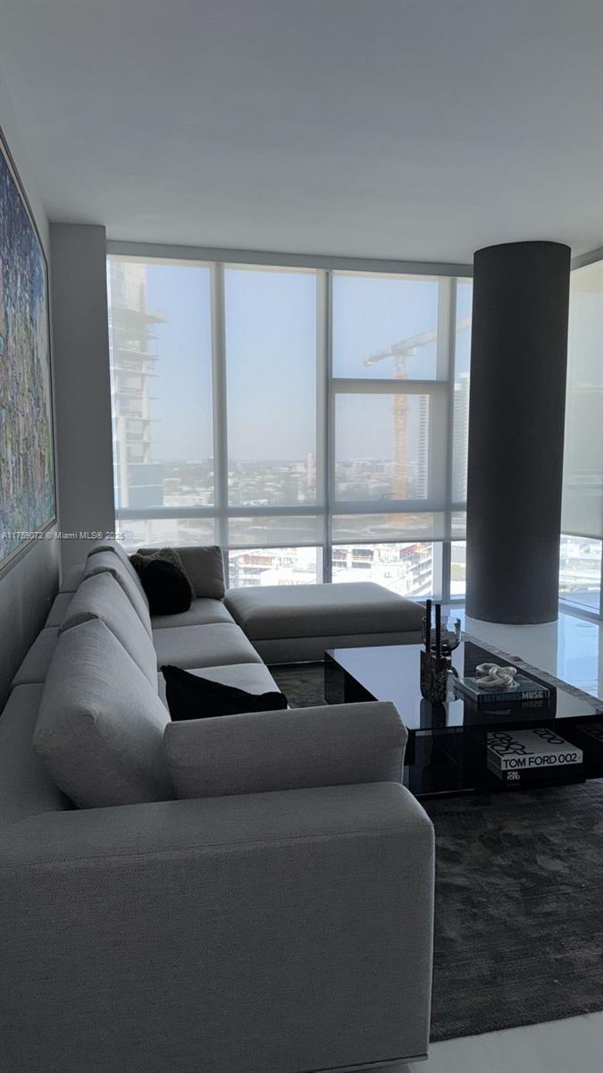 PARAMOUNT MIAMI WORLDCENT - Residential Lease